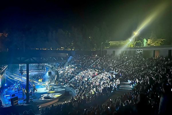 Cine este celebrul artist care a murit pe scenă &icirc;n timpul unui concert