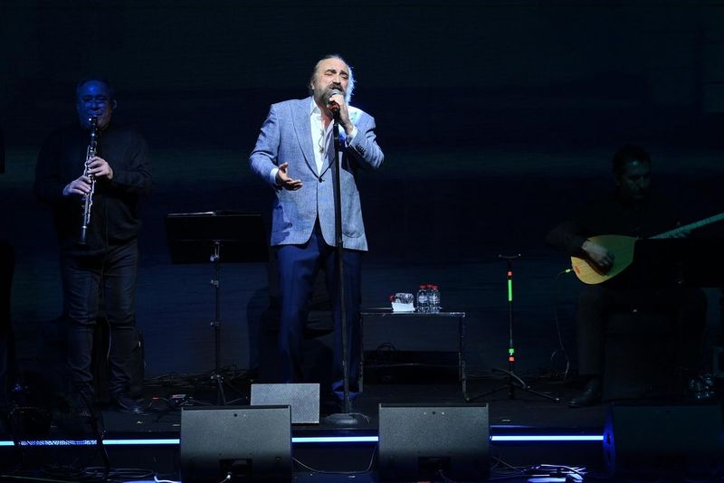 Volkan Konak a decedat la spital după ce s-a prăbușit pe scenă