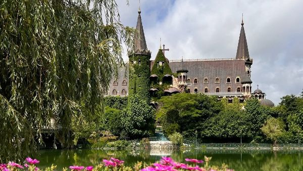 Castelul desprins din povești de lângă România! Se află la doar câteva ore de mers cu mașina din București