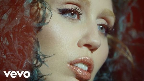 Miley Cyrus lansează piesele "Something Beautiful" şi "Prelude"