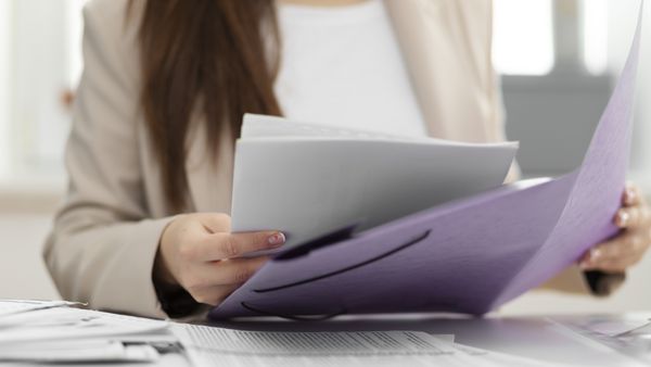 Extrasele de carte funciară se obțin gratuit din aprilie 2025! Ce alte taxe ar putea fi eliminate?
