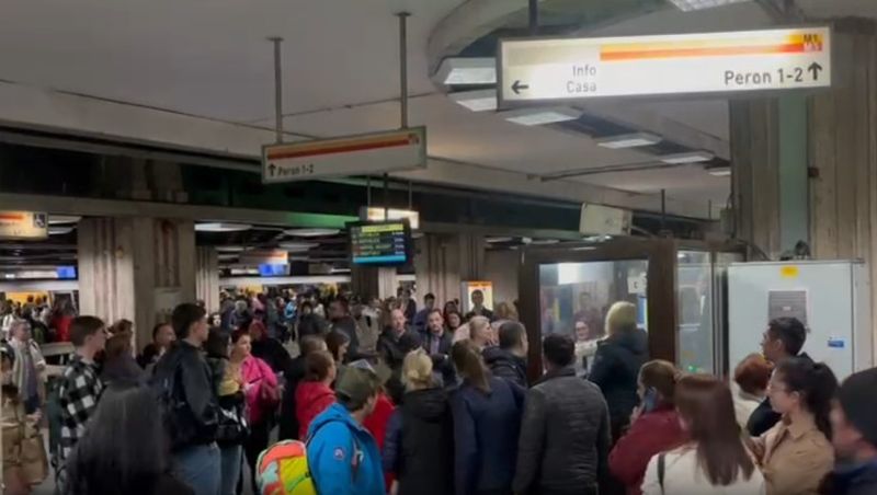 O fată de 15 ani s-a aruncat în faţa metroului