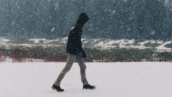 Ninsoare și lapoviță la &icirc;nceput de aprilie. &Icirc;n ce zone ale țării vremea se schimbă radical?