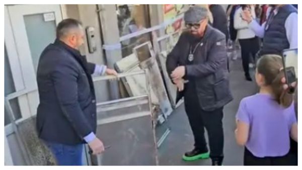 Cristian Popescu Piedone, la &icirc;ntrecere cu Delia Matache. Șeful ANPC poartă cele mai fashion &icirc;ncălțări la controalele din restaurante. C&acirc;t costă o pereche de astfel de cizme
