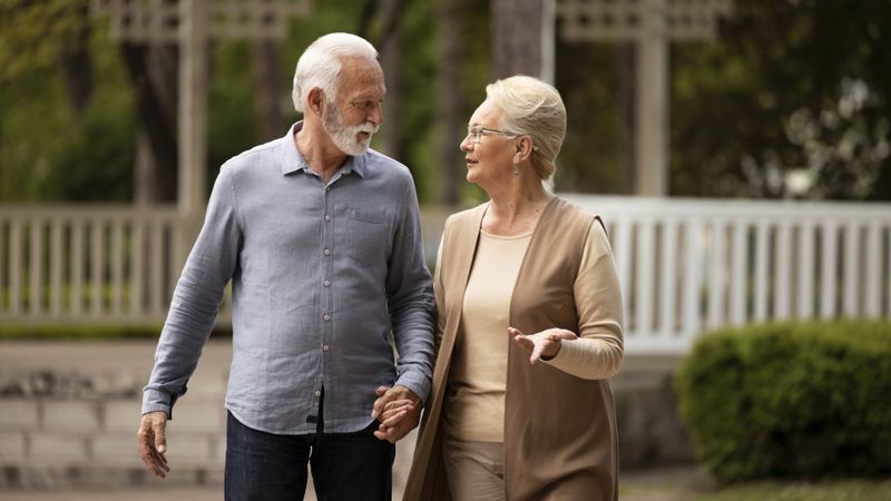 Cine sunt pensionarii care vor primi tichete pentru masa de Paște &icirc;n 2025? Cum pot intra &icirc;n posesia lor
