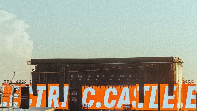 Line-up complet, pe zile, Electric Castle 2025. C&acirc;nd vor urca pe scenă Justin Timberlake, Queens of the Stone Age și Yungblud?