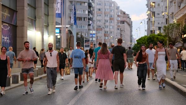 C&acirc;nd &icirc;ncepe programul &bdquo;Străzi Deschise 2025&rdquo;? Bucureștenii sunt invitați &icirc;n weekend la plantat pe malul D&acirc;mboviței