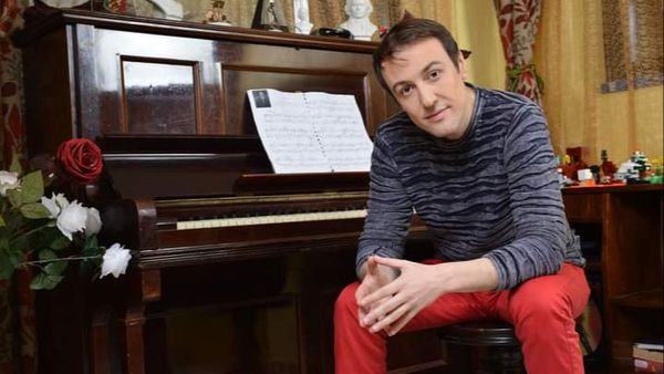 Călin Geambașu, noi detalii despre împăcarea cu părinții săi. Artistul își dă tatăl de gol și spune cu cine votează