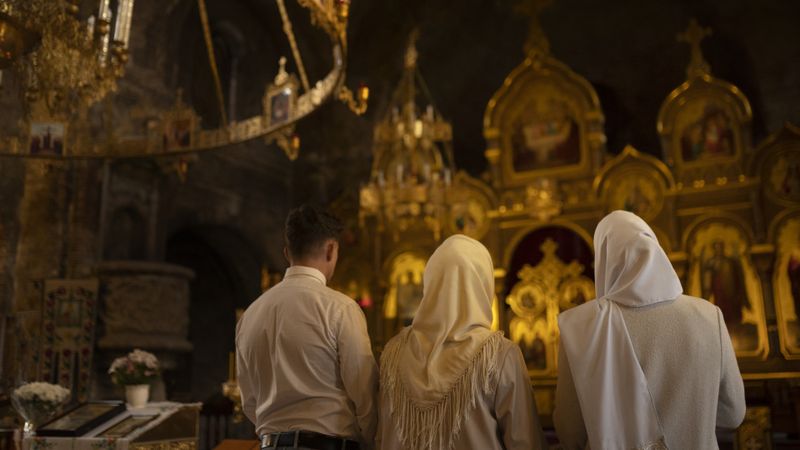 Săptăm&acirc;na Mare 2025: C&acirc;nd și la ce oră &icirc;ncep Deniile la Biserică?