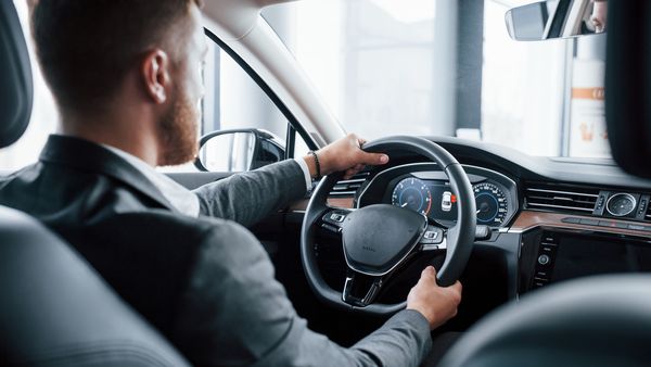 Codul Rutier 2025. Ce amenzi riscă șoferii care nu au &icirc;n portbagaj echipamentele obligatorii?