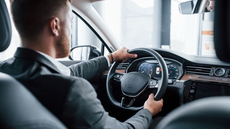 Codul Rutier 2025. Ce amenzi riscă șoferii care nu au &icirc;n portbagaj echipamentele obligatorii?