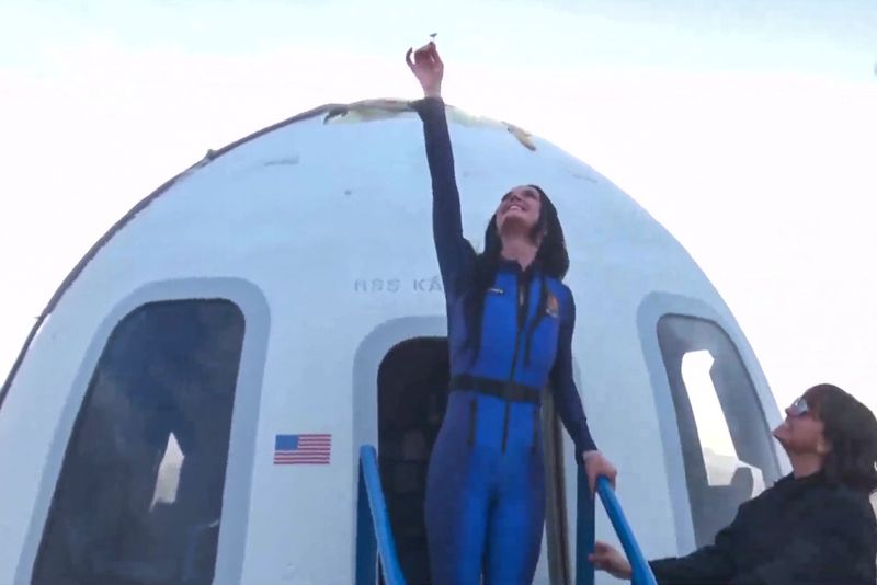 Katy Perry a călătorit în spațiu la bordul unei rachete ce aparține companiei lui Jeff Bezos