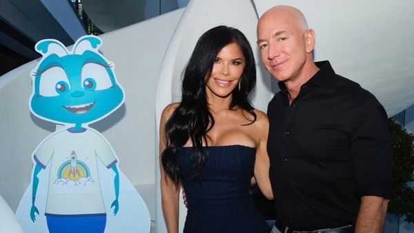 VIDEO Momentul jenant când Jeff Bezos se împiedică și cade într-o groapă inainte sa deschida capsula in care se afla iubita lui, Lauren Sanchez