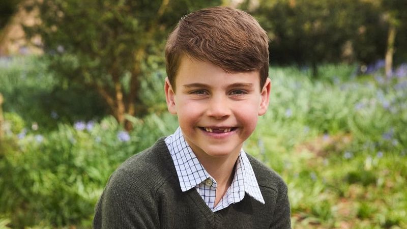Prințul Louis este sărbătoritul zilei! Kate Middleton și Prințul William au publicat o fotografie rară cu fiul lor cel mic
