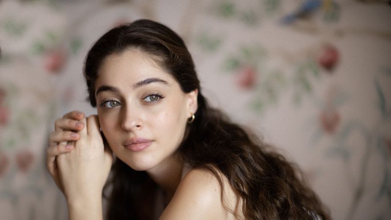 Cine este actrița care o intepretează pe servitoarea seducătoare din &bdquo;Pierduți &icirc;n dragoste&rdquo;