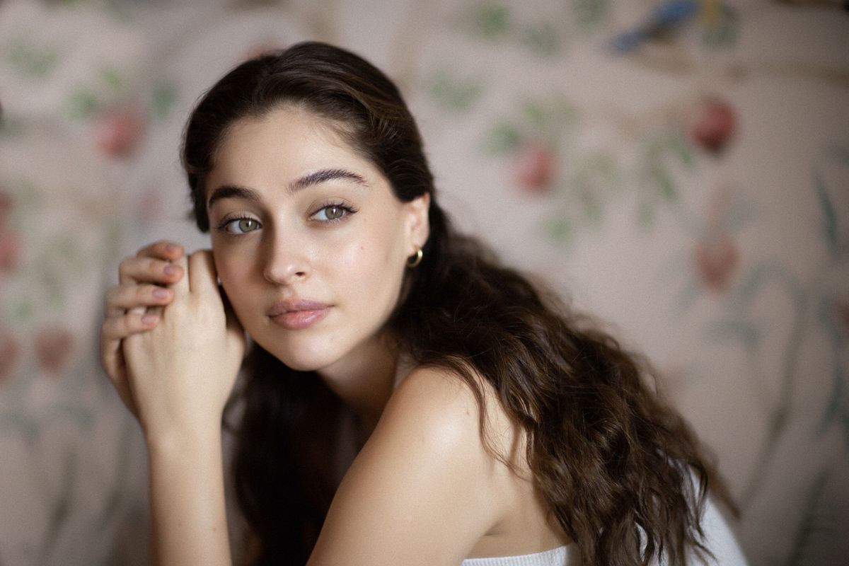 Cine este actrița care o intepretează pe servitoarea seducătoare din „Pierduți în dragoste”