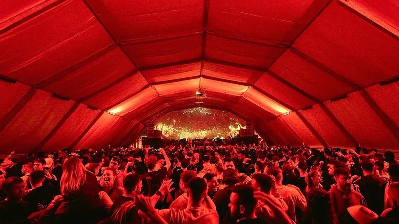 Poliția Rom&acirc;nă răspunde după ce organizatorul Sunwaves a declarat că DIICOT este de vină dacă festivalul se anulează &icirc;n 2025: &bdquo;Informaţiile prezentate &icirc;n spaţiul public sunt de natură a induce &icirc;n eroare&rdquo;