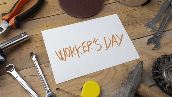 Mesaje de 1 Mai 2025. Cele mai haioase urări pe care să le trimiți apropiaților: "&bdquo;Mari, mici, &icirc;nalte, subţiri, bondoace&hellip; Pentru toate gusturile! Cum să te duci la muncă tocmai azi, c&acirc;nd te aşteaptă at&acirc;tea modele&hellip; de pahare?!&rdquo;