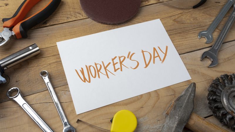 Mesaje de 1 Mai 2025. Cele mai haioase urări pe care să le trimiți apropiaților: "„Mari, mici, înalte, subţiri, bondoace… Pentru toate gusturile! Cum să te duci la muncă tocmai azi, când te aşteaptă atâtea modele… de pahare?!”