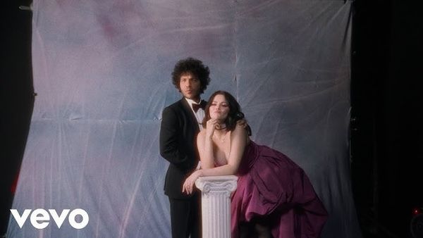 VIDEOCLIP: Selena Gomez, benny blanco - Talk