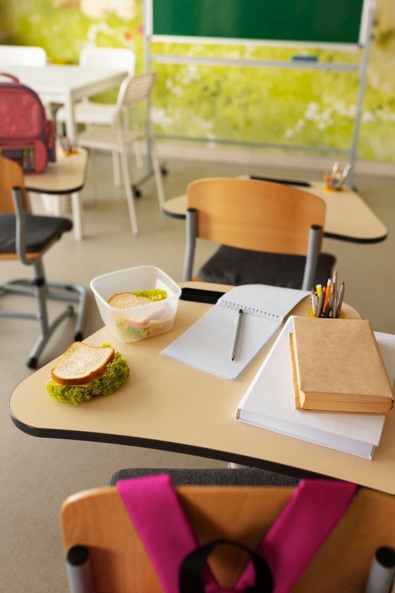 Peste 100 de copii intoxicați după ce au mâncat prânzul în care se afla un șarpe mort