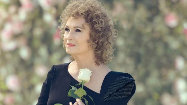 Angela Similea, aplaudată la un spectacol organizat &icirc;n memoria lui Gabriel Cotabiță! La 78 de ani, artista a atras toate privirile