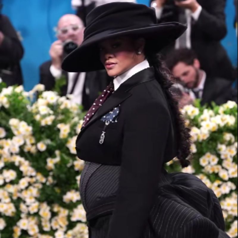 Rihanna a surprins pe toată lumea cu apariția de la Met Gala 