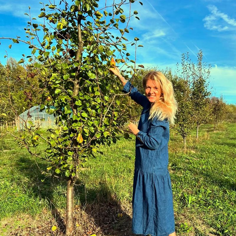 Dana Nălbaru și Dragoș Bucur locuiesc acum într-un sat din județul Argeș 