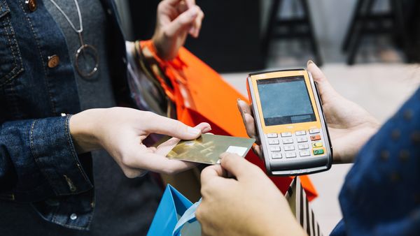 Vouchere pentru alimente în 2025. Când va intra prima tranșă de 125 de lei pe cardurile sociale și cine beneficiază de acest ajutor?