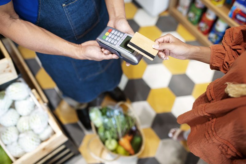 Ce români beneficiază în 2025 de voucherele pentru alimente? 