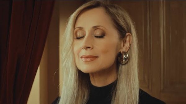 Lara Fabian lansează piesa Je suis de toi. Declarațiile artistei: "Acest clip demonstrează importanța sprijinirii pasiunilor copiilor noștri și &icirc;ncurajării lor"