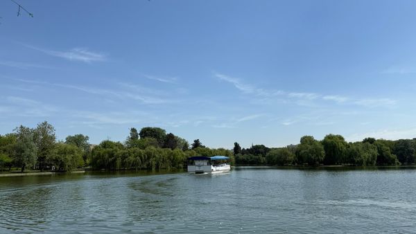 S-a deschis sezonul plimbărilor cu vaporașul pe lacul din Parcul IOR! Programul pentru următoarele luni