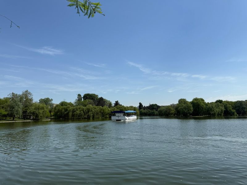 S-a deschis sezonul plimbărilor cu vaporașul pe lacul din Parcul IOR