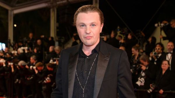 Scandal uriaș la Hollywood! Actorul Michael Pitt, arestat după ce a fost acuzat că și-ar fi agresat fosta iubită cu o sc&acirc;ndură și un bloc de beton