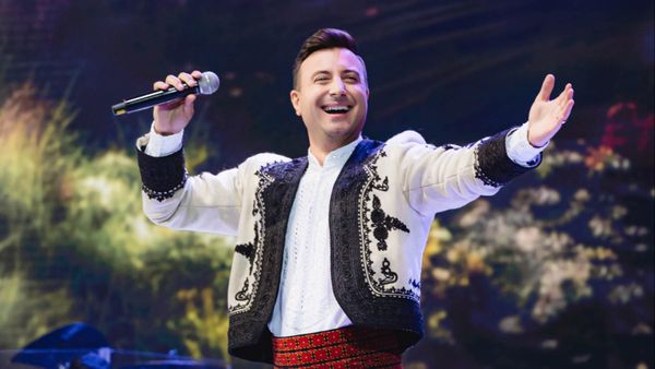 Valentin Sanfira, moment emoționant alături de părinții lui: „Le mulțumesc că ne-au crescut, că ne-au educat, pe mine și pe frații mei”