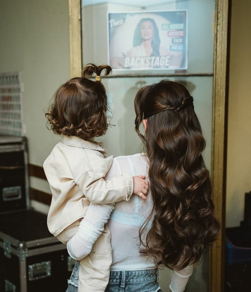 Theo Rose a povestit cum se descurcă în rolul de mamă 