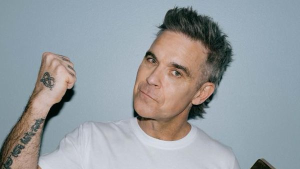 Mădălina Ghenea l-a cucerit pe Robbie Williams! Artistul i-a căzut la picioare, la propriu