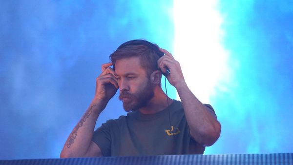 DJ-ul Calvin Harris, tătic pentru prima dată! Vick Hope, cunoscuta prezentatoare TV și radio a anunțat în direct că este însărcinată