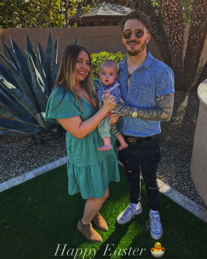 Adam Ramey impreuna cu copilul si sotia de Paste