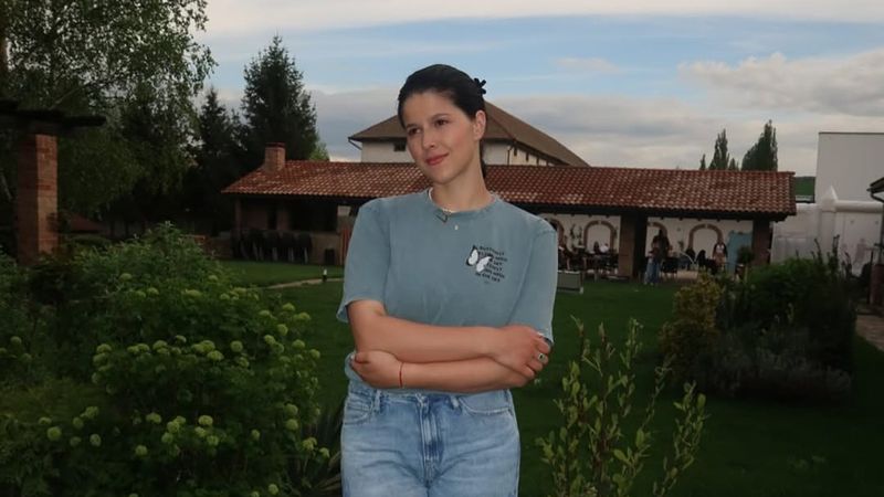 Geta Sterp, criticată pentru modul cum face cașul: "Nu vedeți cum se face br&acirc;nza? Ce lege permite părul lung lăsat liber l&acirc;ngă lactate?!&rdquo;