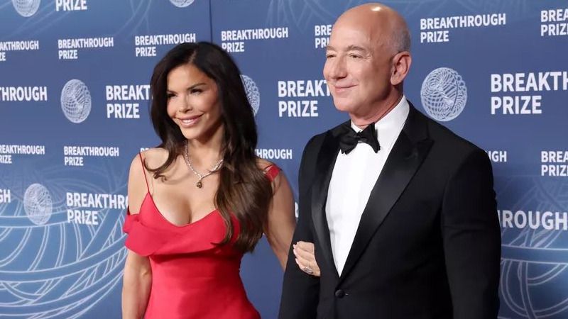 Lauren S&aacute;nchez, logodnica lui Jeff Bezos, a strălucit la petrecerea burlăcițelor purt&acirc;nd o creație rom&acirc;nească. Ținuta a atras toate privirile &icirc;n Paris