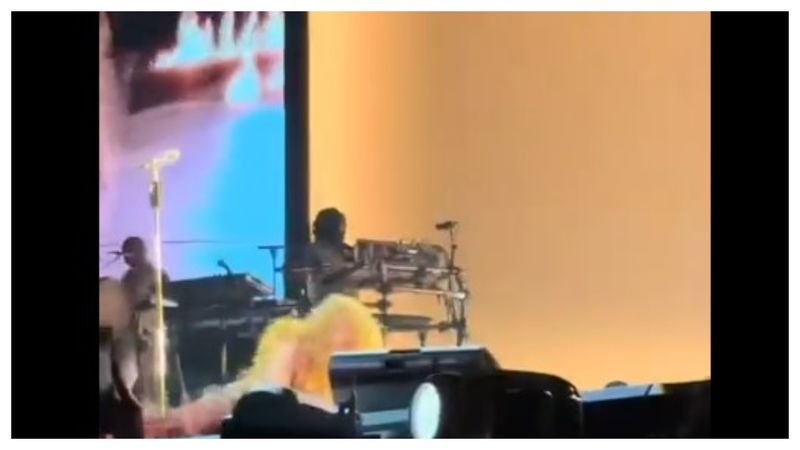 Shakira a alunecat pe scenă