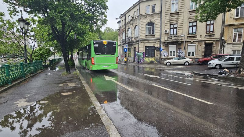 Sfârșit de mai ca-n noiembrie: frig și ploi în toată țara! Cum va fi vreme în București în următoarea perioadă
