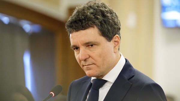 Aheea, fiica președintelui Nicușor Dan, prezentă în Parlament la învestirea în funcție a tatălui său. De ce a lipsit partenera sa de viață, Mirabela Grădinaru