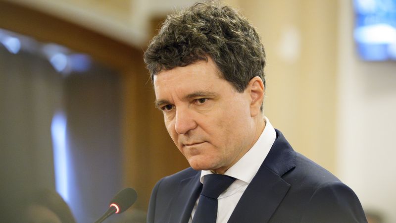 Aheea, fiica președintelui Nicușor Dan, prezentă &icirc;n Parlament la &icirc;nvestirea &icirc;n funcție a tatălui său. De ce a lipsit partenera sa de viață, Mirabela Grădinaru