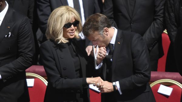 A fost sau nu pălmuit Emmanuel Macron în avion de către soția lui, Brigitte Macron? Imaginile care fac înconjurul tabloidelor din întreaga lume