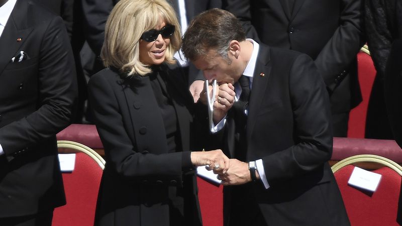 A fost sau nu pălmuit Emmanuel Macron &icirc;n avion de către soția lui, Brigitte Macron? Imaginile care fac &icirc;nconjurul tabloidelor din &icirc;ntreaga lume