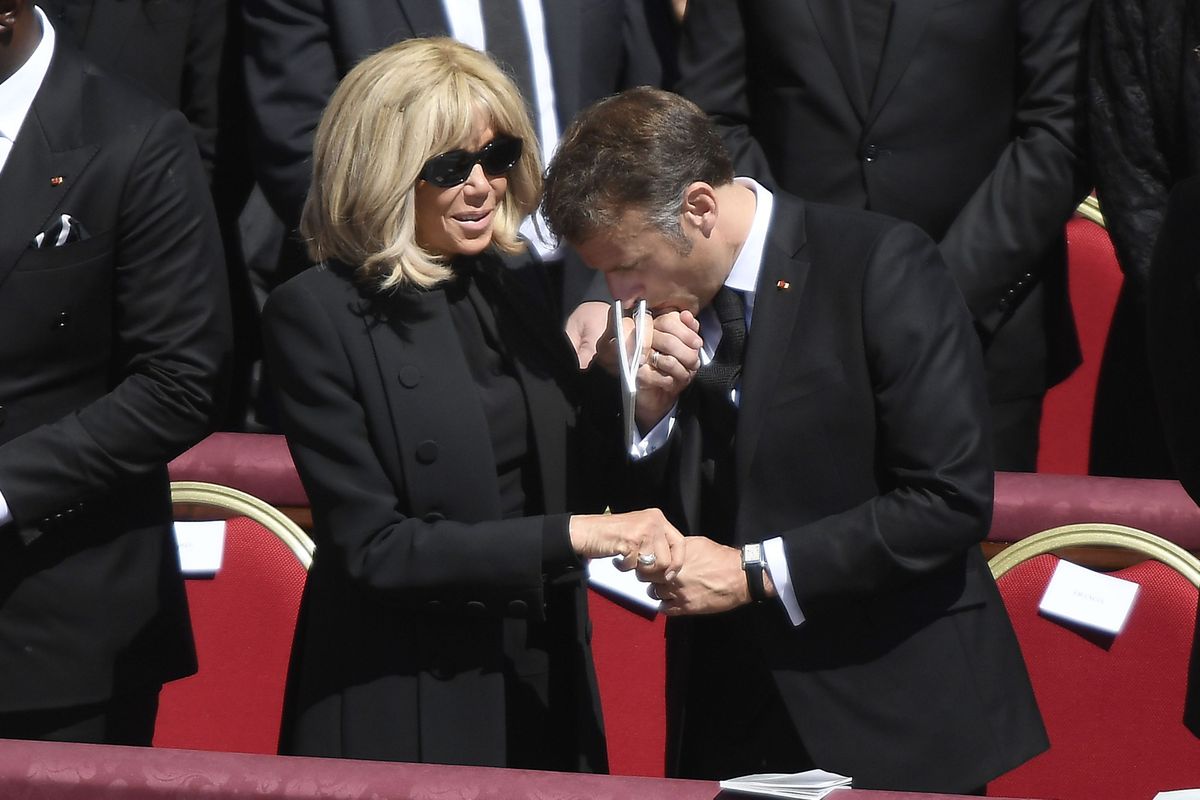 Emanuel Macron la inmormantarea Papei