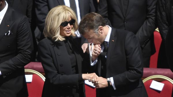 Președintele francez Emmanuel Macron, pălmuit de soția sa? Adevăratul motiv din spatele gestului lui Brigitte Macron