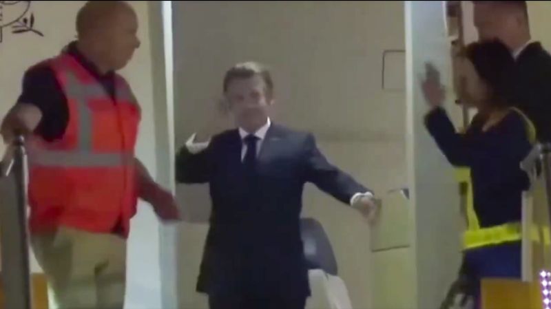 Emmanuel Macron, dupa palma data de Brigitte Macron